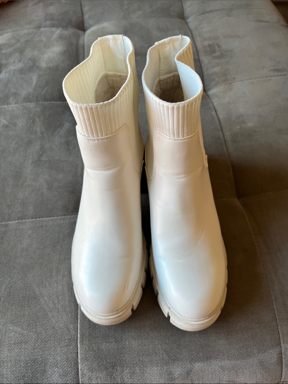 Women’s Cream Chunky Ribbed Chelsea Booties Size 6